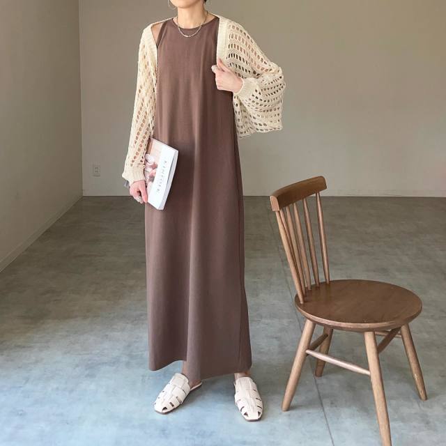 前開きのメッシュニット×レイヤードコーデ