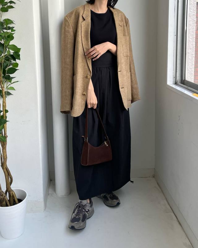 【ロングスカートに合う服2】羽織るだけでハンサムに「ジャケット」