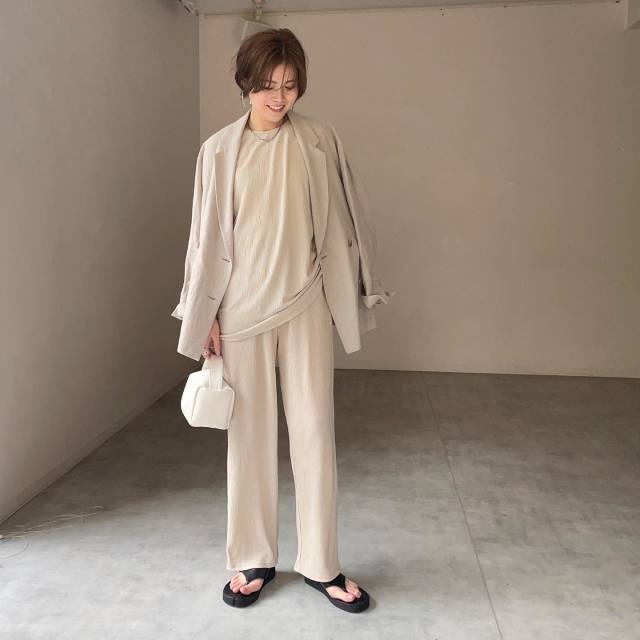 黒シューズで上下ベージュコーデを引き締め