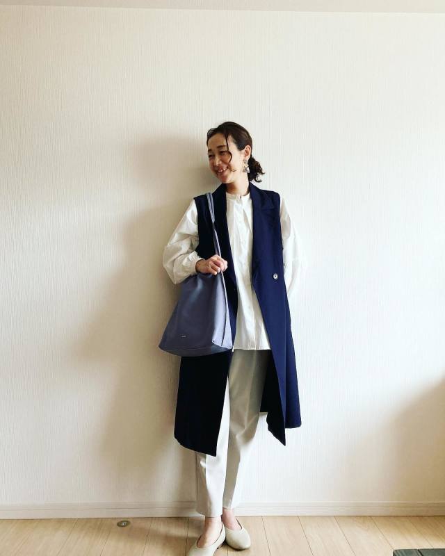 【50代の白パンツコーデ2】辛口アウターでこなれ感満載に