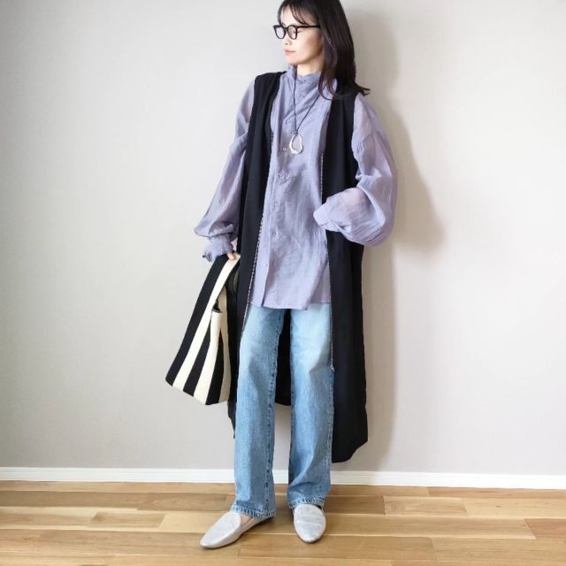 首元すっきりなノーカラーシャツならロングネックレスも合う♪