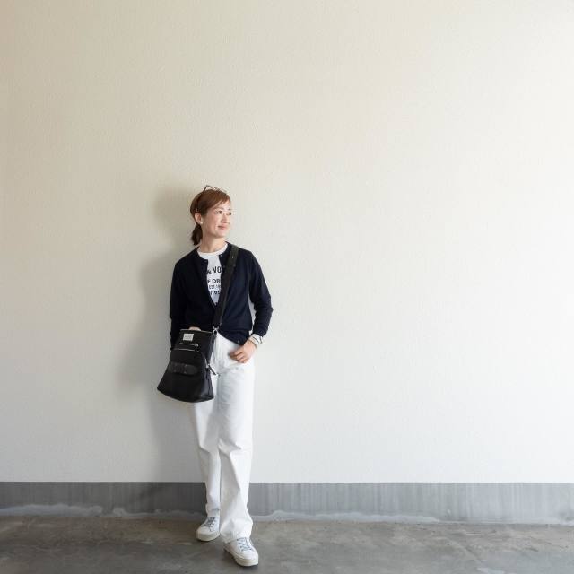 【50代のお花見コーデ3】羽織っても肩掛けしてもOK「カーディガン」
