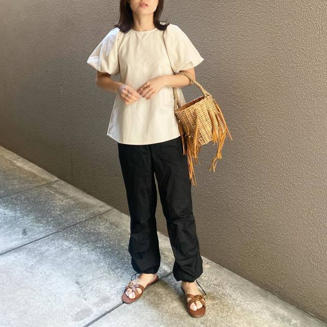 【1】「黒カーゴパンツ×フェミニンなトップス」できれいめに
