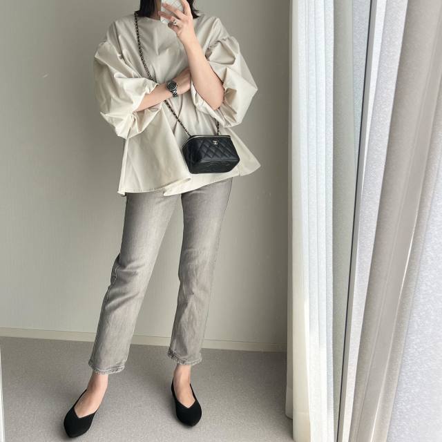 【30代40代ママにおすすめ：屋内の学校行事3】ワントーンコーデ×カジュアルな服