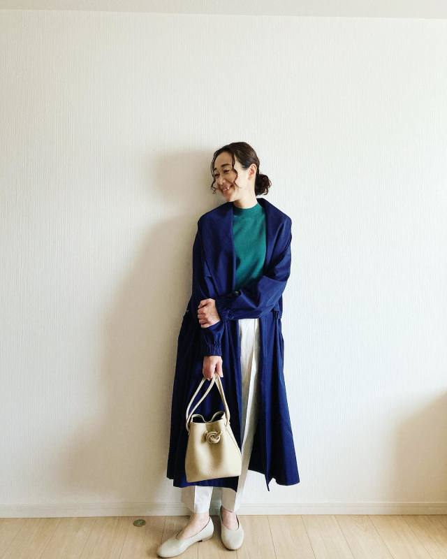 【50代のネイビーコーデ4】カジュアル服を引き締める「ネイビーのコート」
