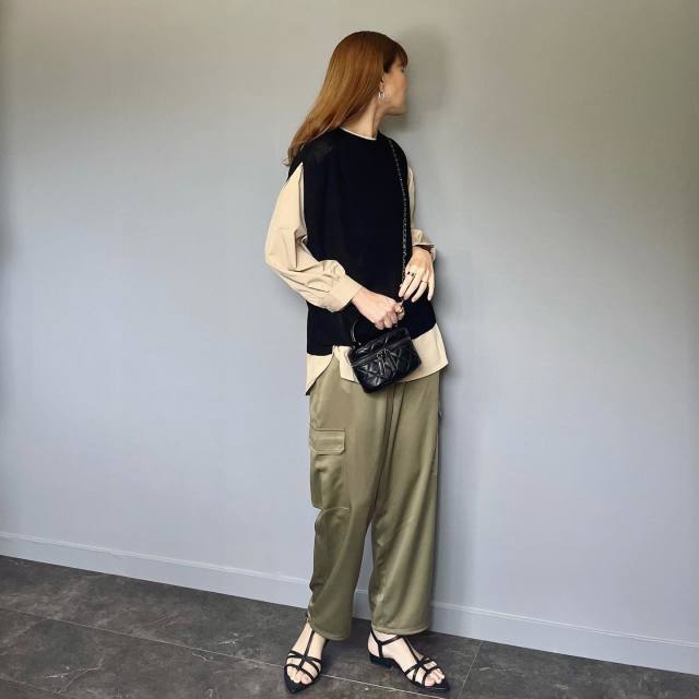 テロンとしたカジュアルパンツの別称「テロテロパンツ」