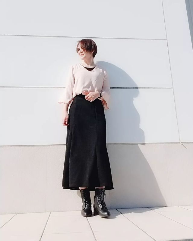 【50代×ベージュブラウス】ブラックを足してモードな装いに