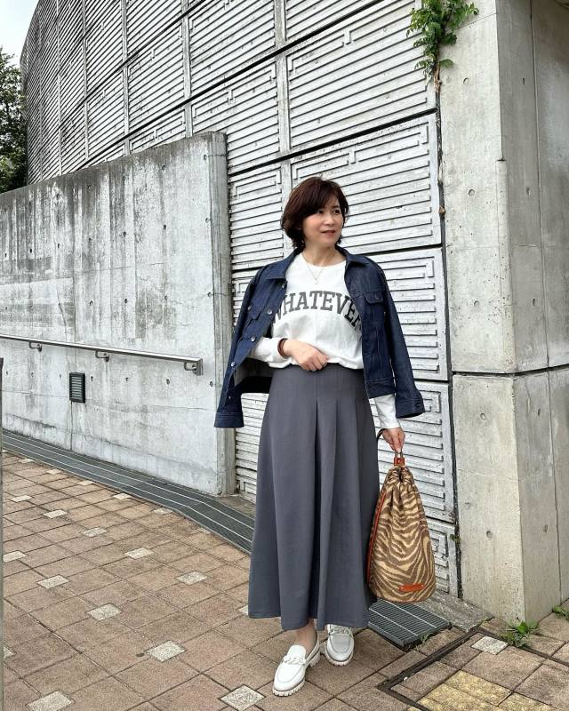 【50代のお花見コーデ2】スカートには「デニムジャケット」