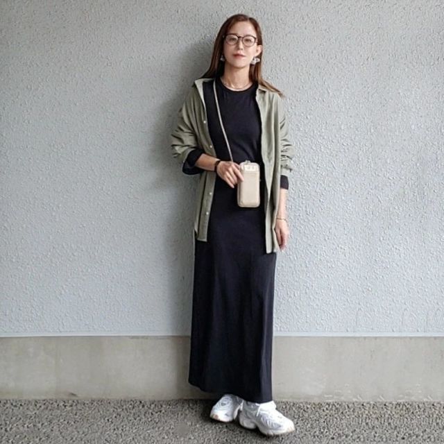 白ニューバランスを黒ワンピースのアクセントに！