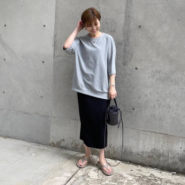 【Iラインの黒スカートに合う夏トップス1】オーバーサイズのTシャツ