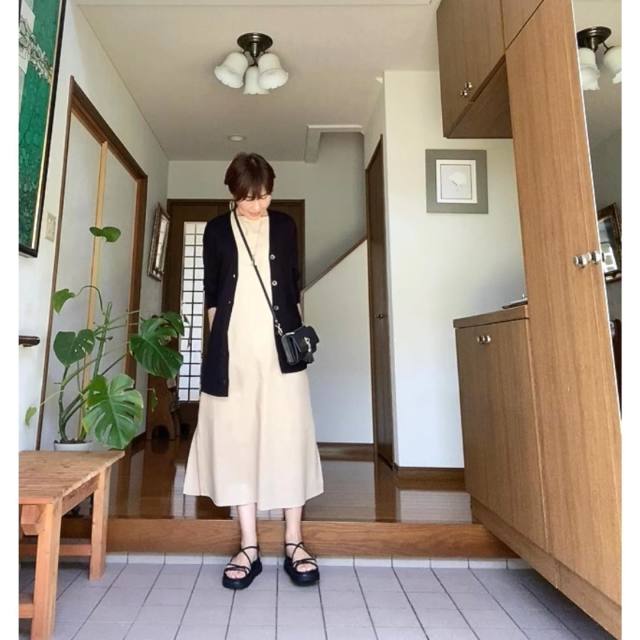 【50代のベージュワンピースコーデ】＋ブラックカーディガンでメリハリコーデに