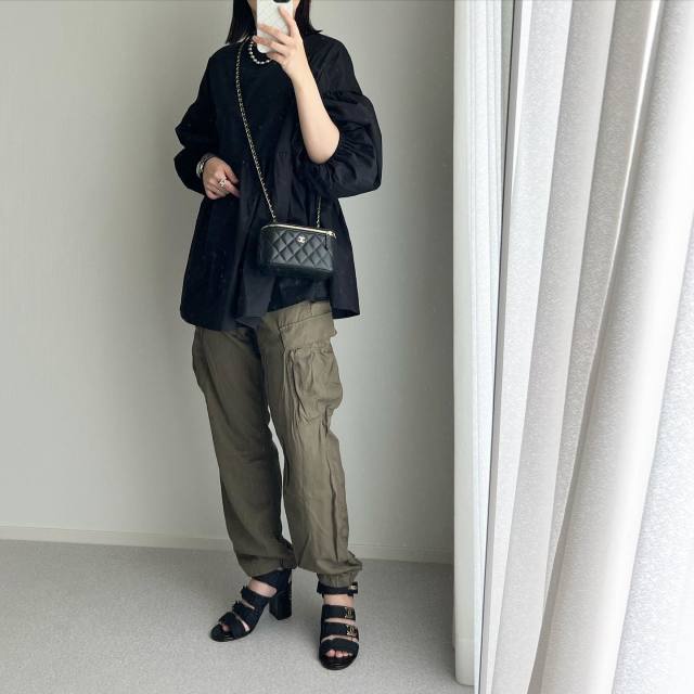 カーキのカーゴパンツ・パラシュートパンツには「黒色の甘いブラウス」