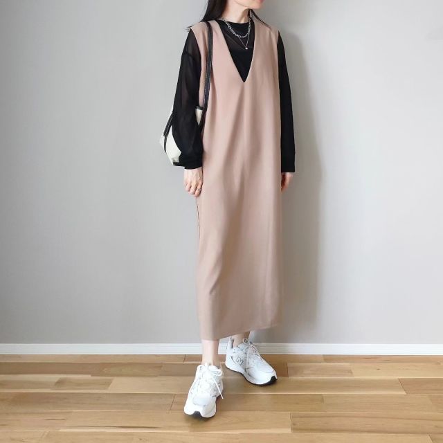 ベージュのジャンパースカートにおすすめのインナーは？