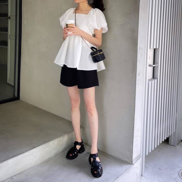 大人の街歩きに「白のボリューム袖ブラウス×ショートパンツコーデ」