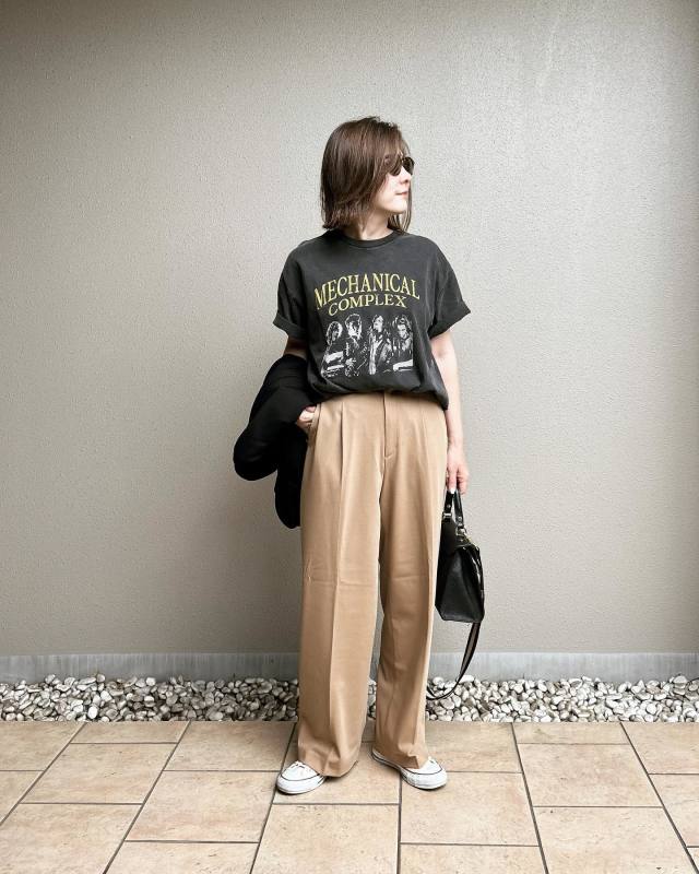 Tシャツ×スラックスのリラックスコーデはシルエットで自分らしく