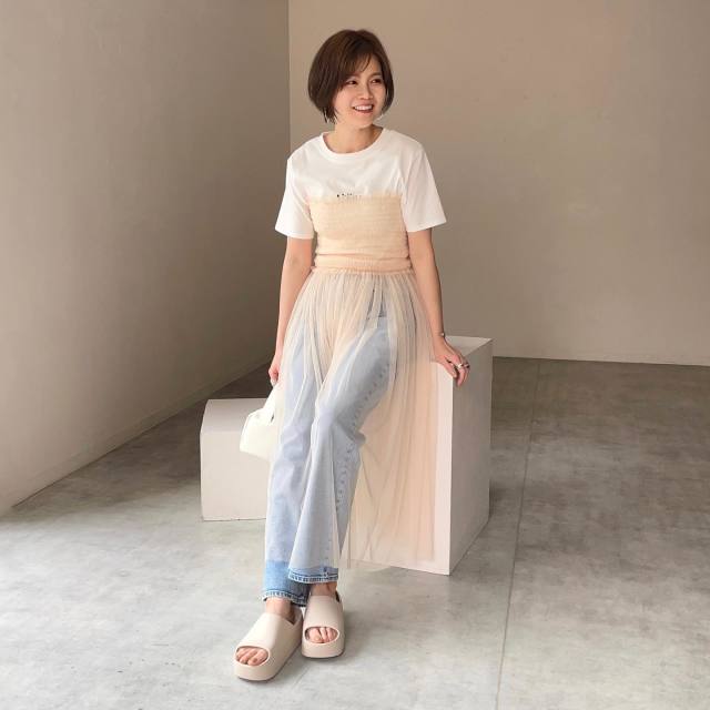 チュールキャミワンピース×デニムパンツのコーデ