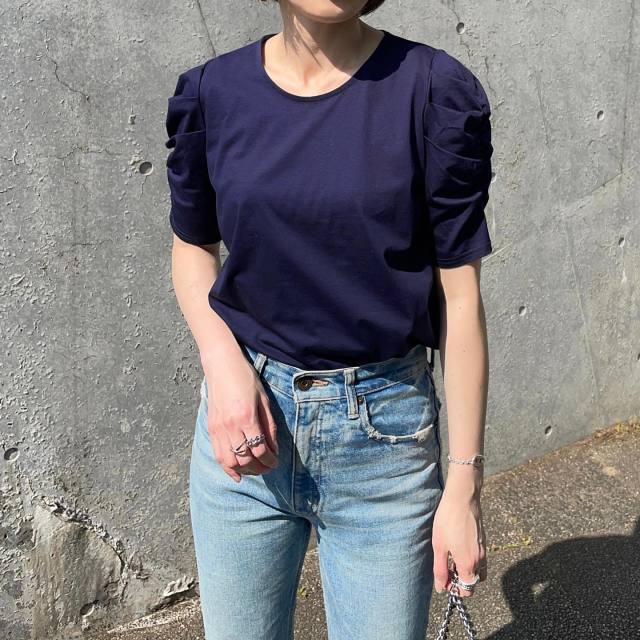 【紺色Tシャツに合うパンツ1】デニムパンツ