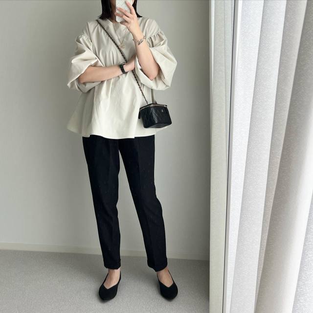 細身パンツ×ボリュームスリーブブラウス