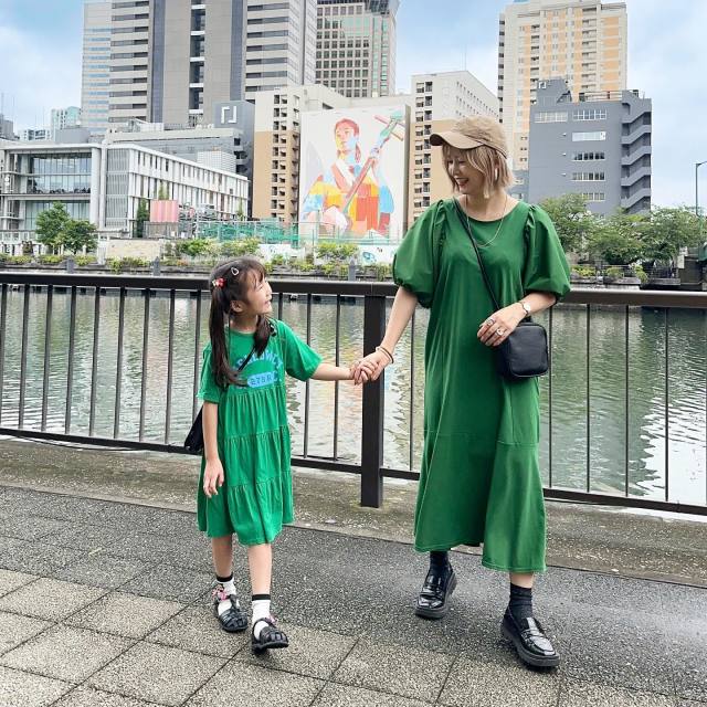 トレンドカラーのワンピースコーデで夏を意識