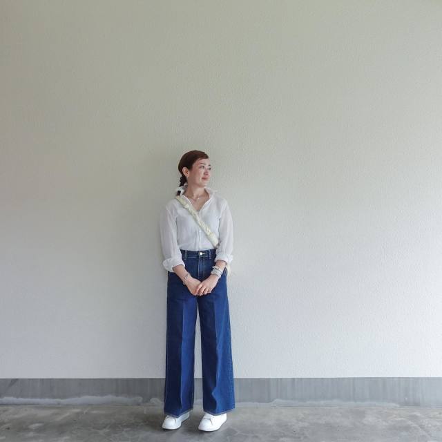 トップスとショルダーバッグを同じ色で揃える