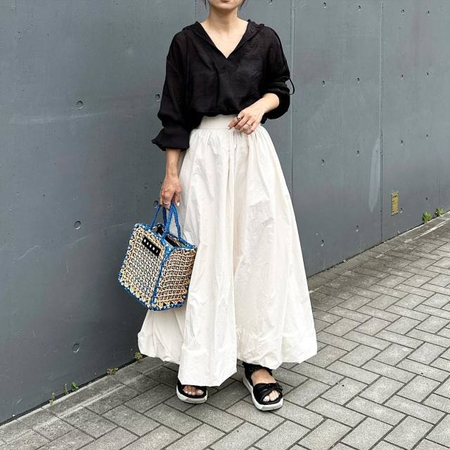 黒のトップスに合うスカート5｜ハリ素材の白フレアスカート