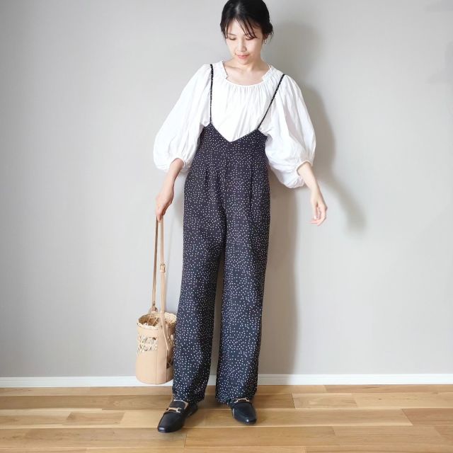 【2】二の腕カバー＆今っぽい！ 「サロペット×ボリューム袖トップス」