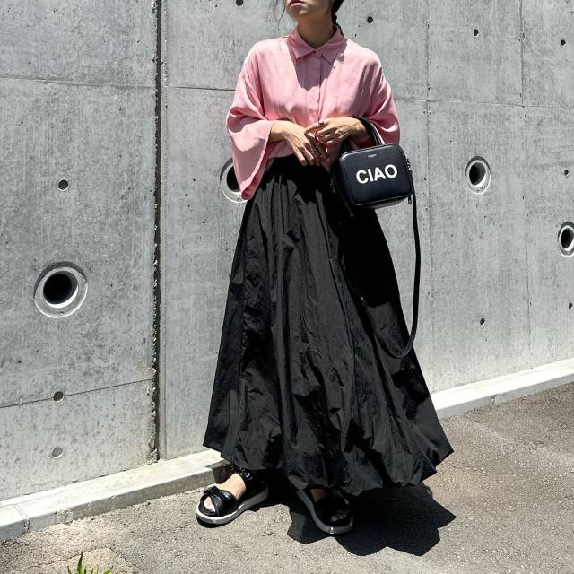 【黒いロングスカートに合う服】ソフトな雰囲気に導くカラートップス