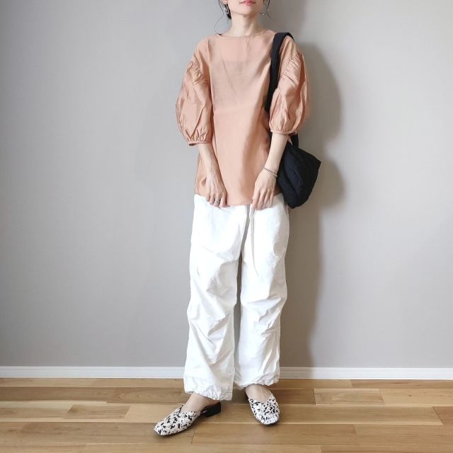 6｜白パラシュートパンツ・カーゴパンツ×甘ブラウスのカジュアルコーデ