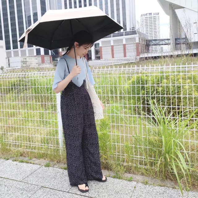 【子連れママ×雨の日の服装2】動きやすい柄サロペットの爽やかコーデ