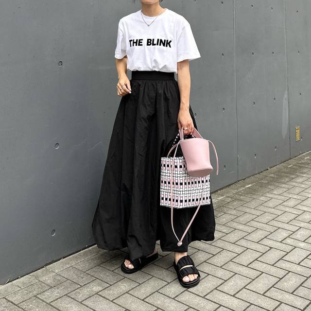 【ロング丈のギャザー・フレアスカート】ロゴTシャツの裾をウエストイン