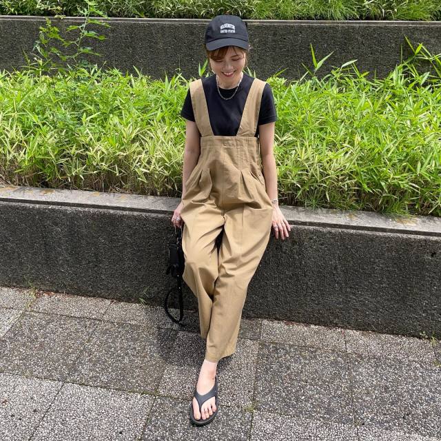 【3】楽ちんでサマになる「サロペットパンツ×黒Tシャツコーデ」