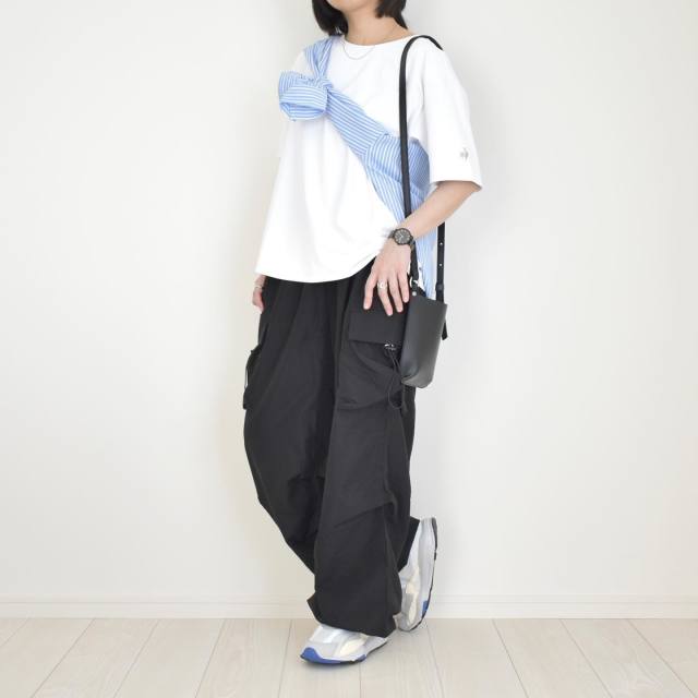気温調整しやすい「半袖と長袖の重ね着×カーゴパンツ」
