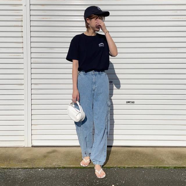 【1】黒の半袖ブラウス・Tシャツ×デニムパンツコーデ