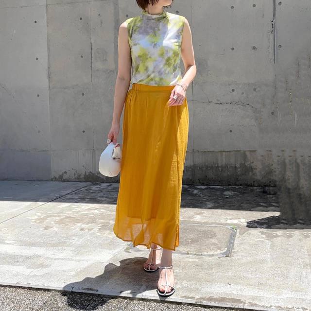 【白ストラップサンダルに合う服4】きれい色スカート