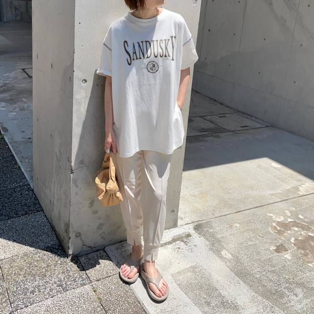 丈の長いTシャツ・おすすめのデザイン1｜パンツと同系色のTシャツ