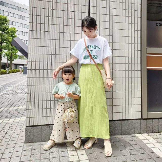 7月コーデの定番・ロゴTシャツはカラーボトムスで華やかに