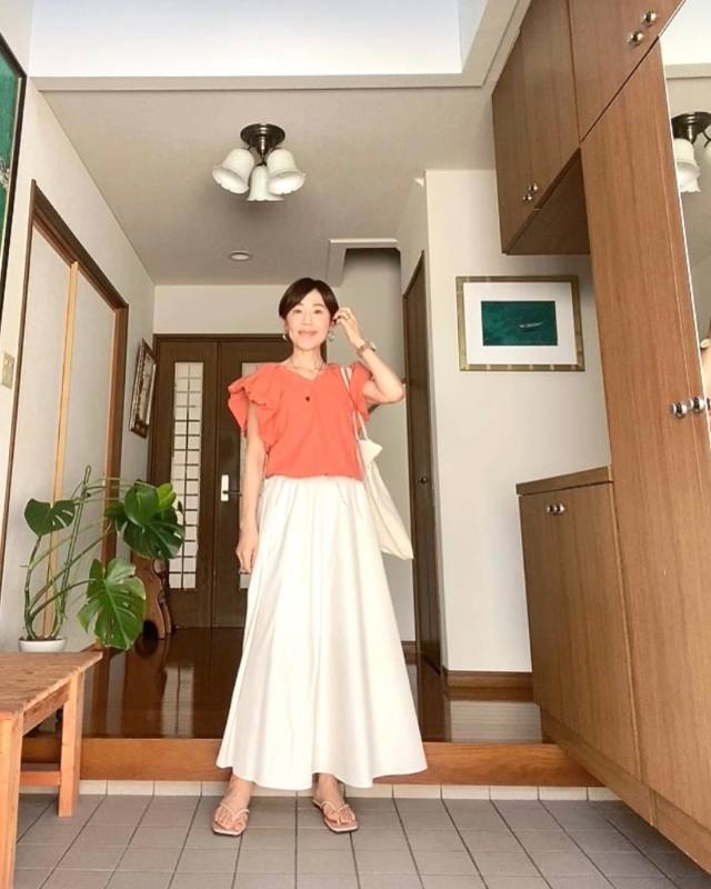 鮮やかトップス×白スカートの真夏コーデ