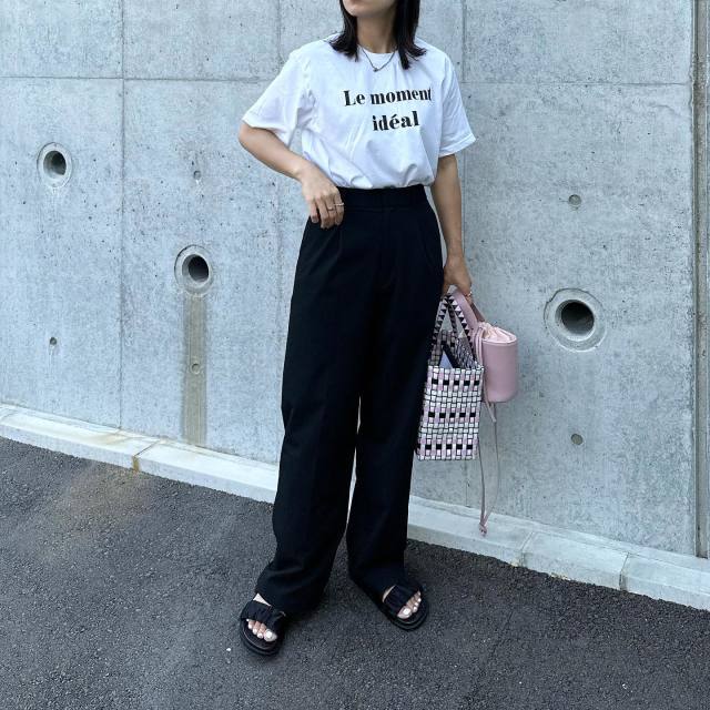 2｜「ロゴTシャツ」を合わせる