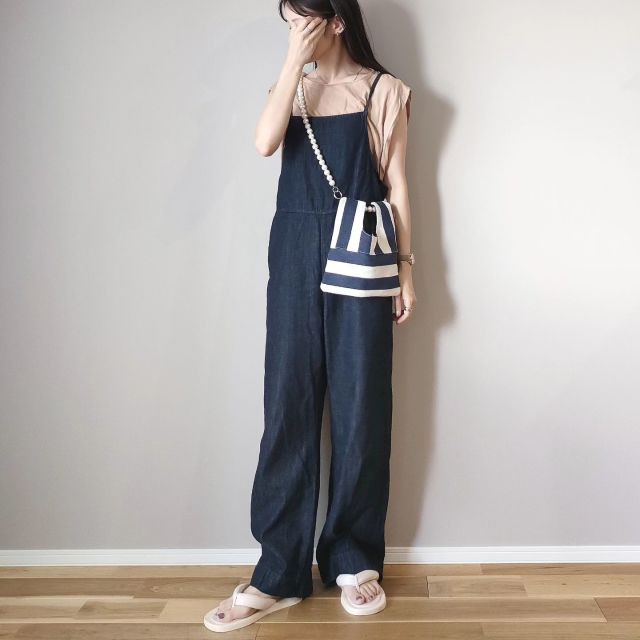 【2】「ゆったりしたサロペットパンツ」に合わせる