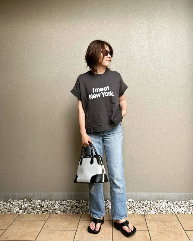 Tシャツ×デニムパンツの定番カジュアルコーデで7月を快適に！