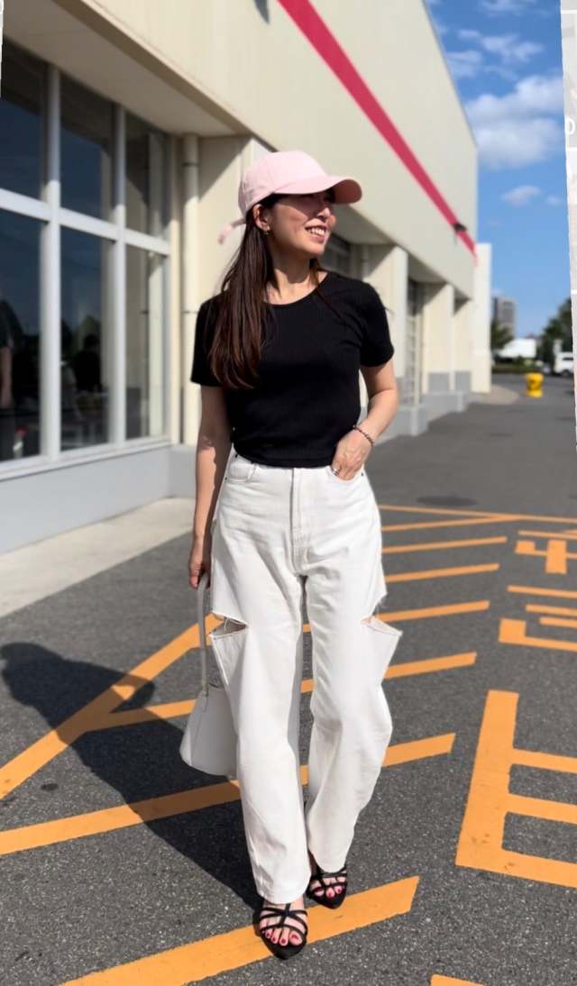 【1】間違いないのは「白パンツ×黒Tシャツコーデ」