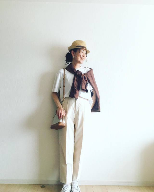 【4】「白Tシャツ×白パンツ」に「濃い色のカーディガン」を肩掛け