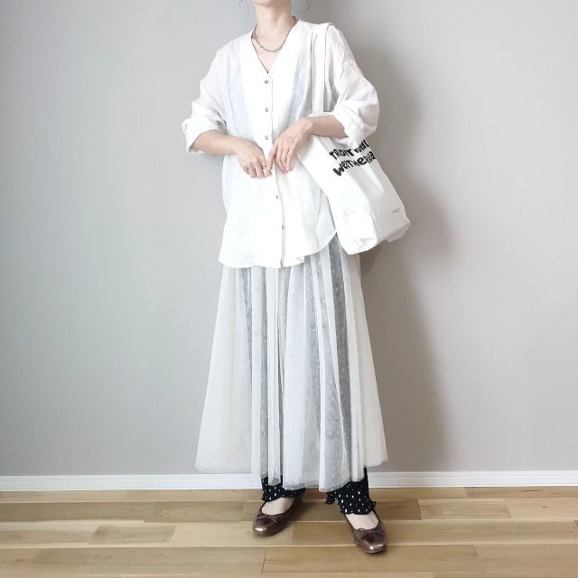 レギンスではなく「ゆったりシルエットのパンツ」が正解