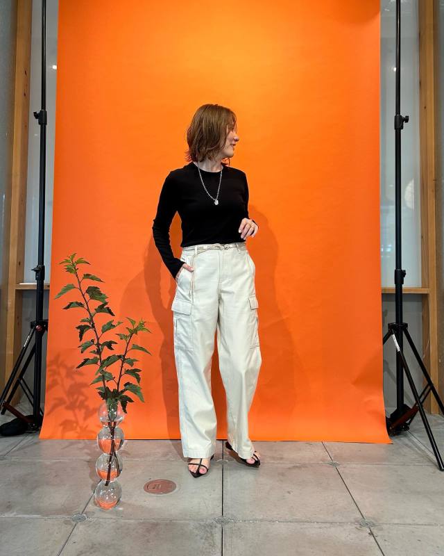 黒シアープルオーバー×白のロングスカート・ワイドパンツのコーデ