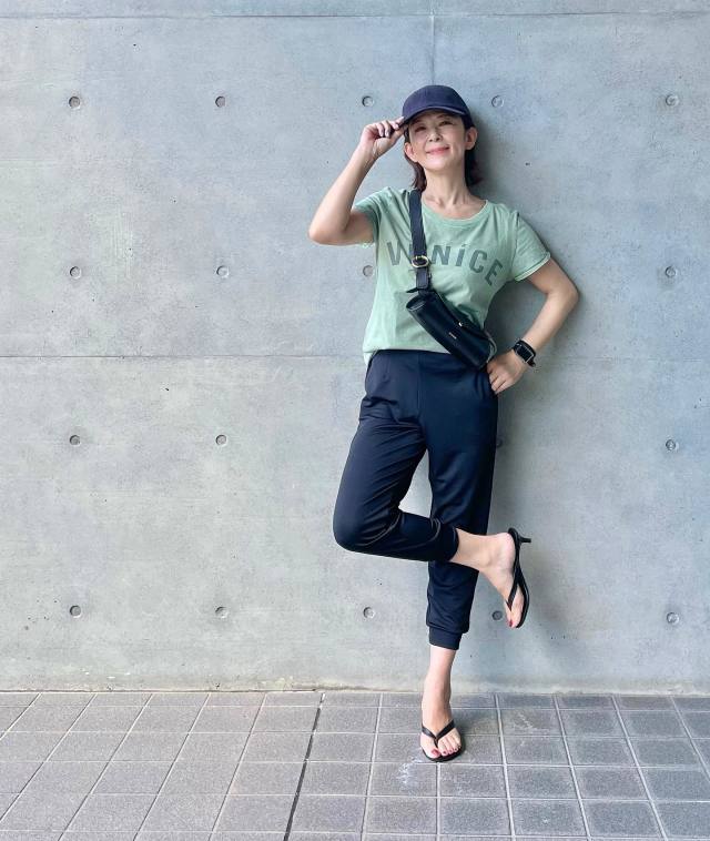 【50代・ピラティスにおすすめの服装3】レギンスが苦手なら「ジョガーパンツ」