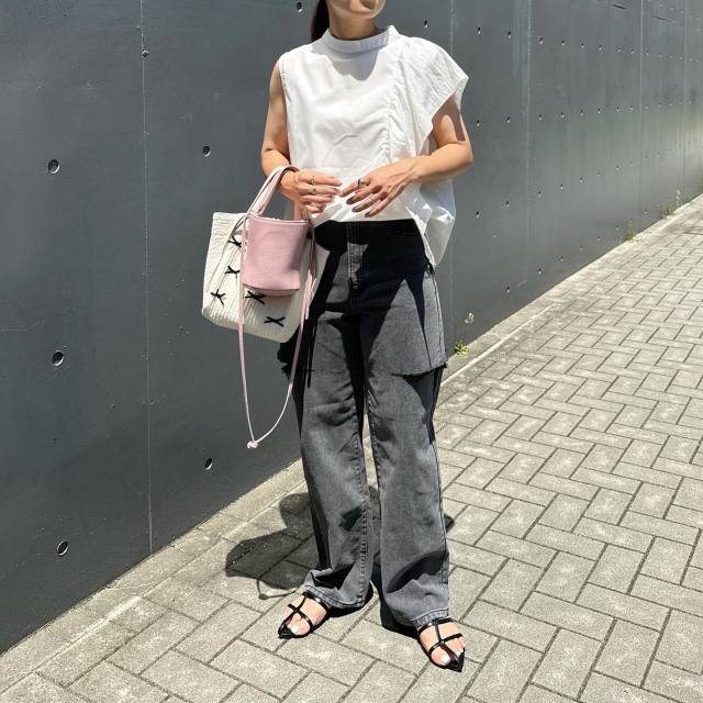 8月のデニムコーデは涼しげブラウスを合わせて