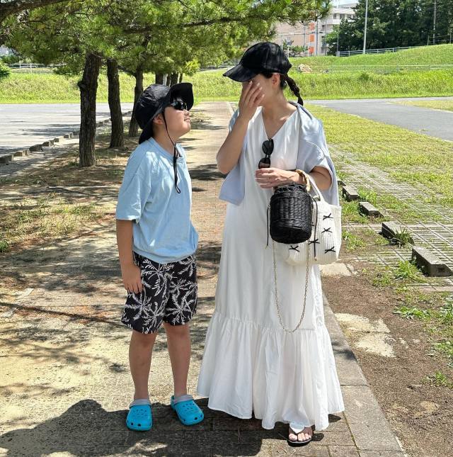 ワンピース×キャップがおしゃれママの8月定番コーデ