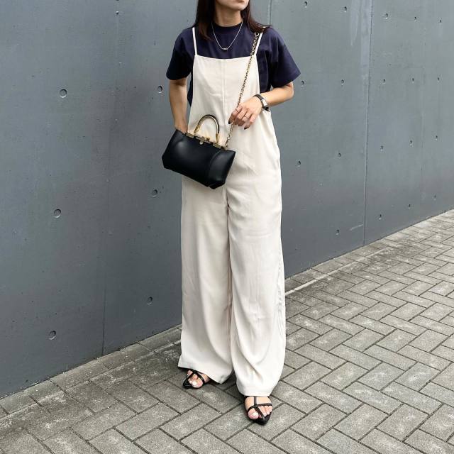 【3】楽ちんでサマになる「サロペットパンツ×黒Tシャツコーデ」