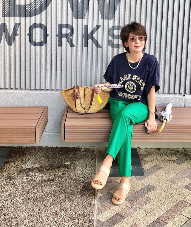 【紺色Tシャツに合うパンツ2】テーパードパンツ