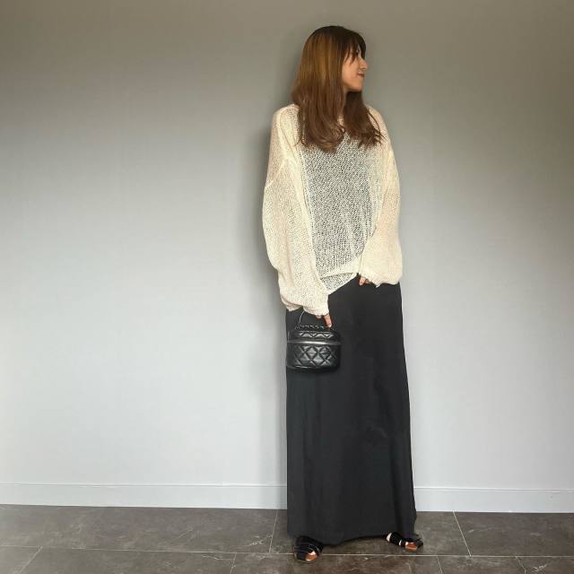 黒ワンピース×ゆるニットコーデ